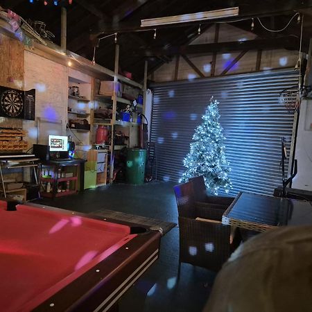 Big Fireplace Aga Hot Tub Wet Room Barn Garage 래넬리 외부 사진