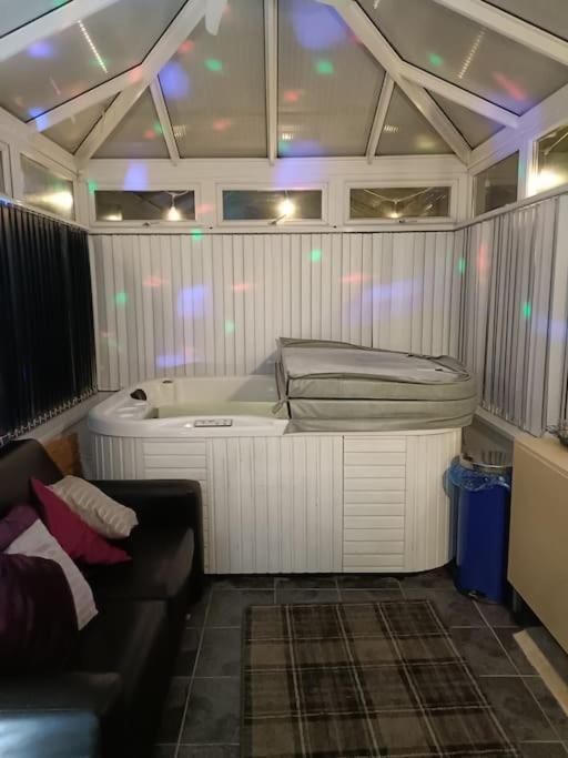 Big Fireplace Aga Hot Tub Wet Room Barn Garage 래넬리 외부 사진