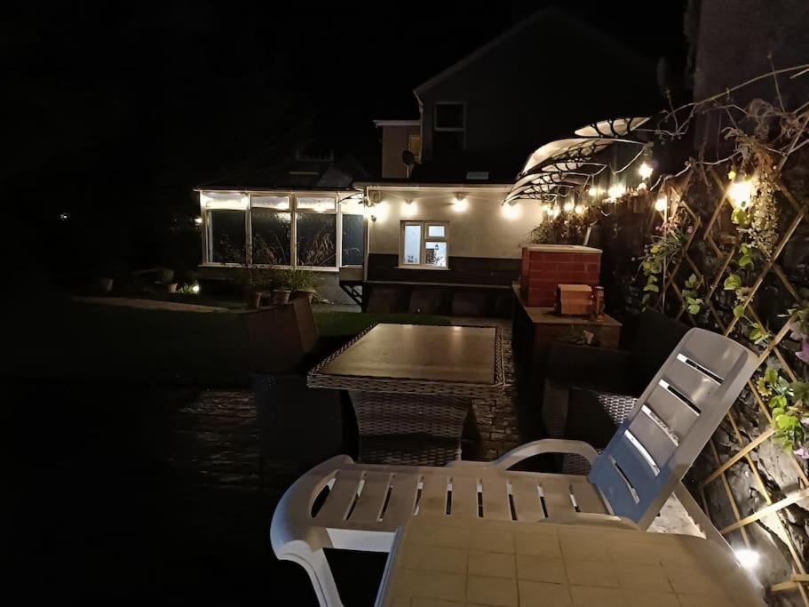 Big Fireplace Aga Hot Tub Wet Room Barn Garage 래넬리 외부 사진