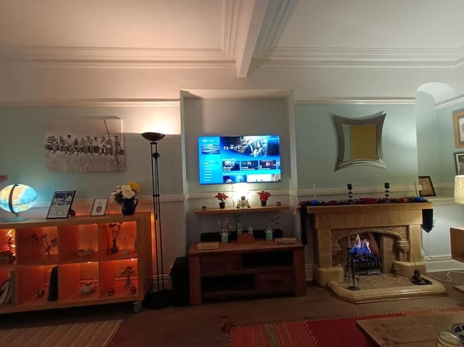 Big Fireplace Aga Hot Tub Wet Room Barn Garage 래넬리 외부 사진