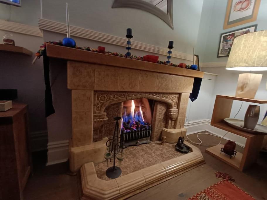Big Fireplace Aga Hot Tub Wet Room Barn Garage 래넬리 외부 사진