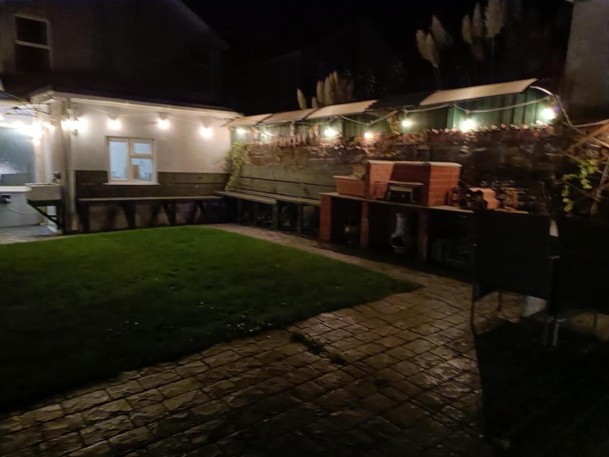 Big Fireplace Aga Hot Tub Wet Room Barn Garage 래넬리 외부 사진