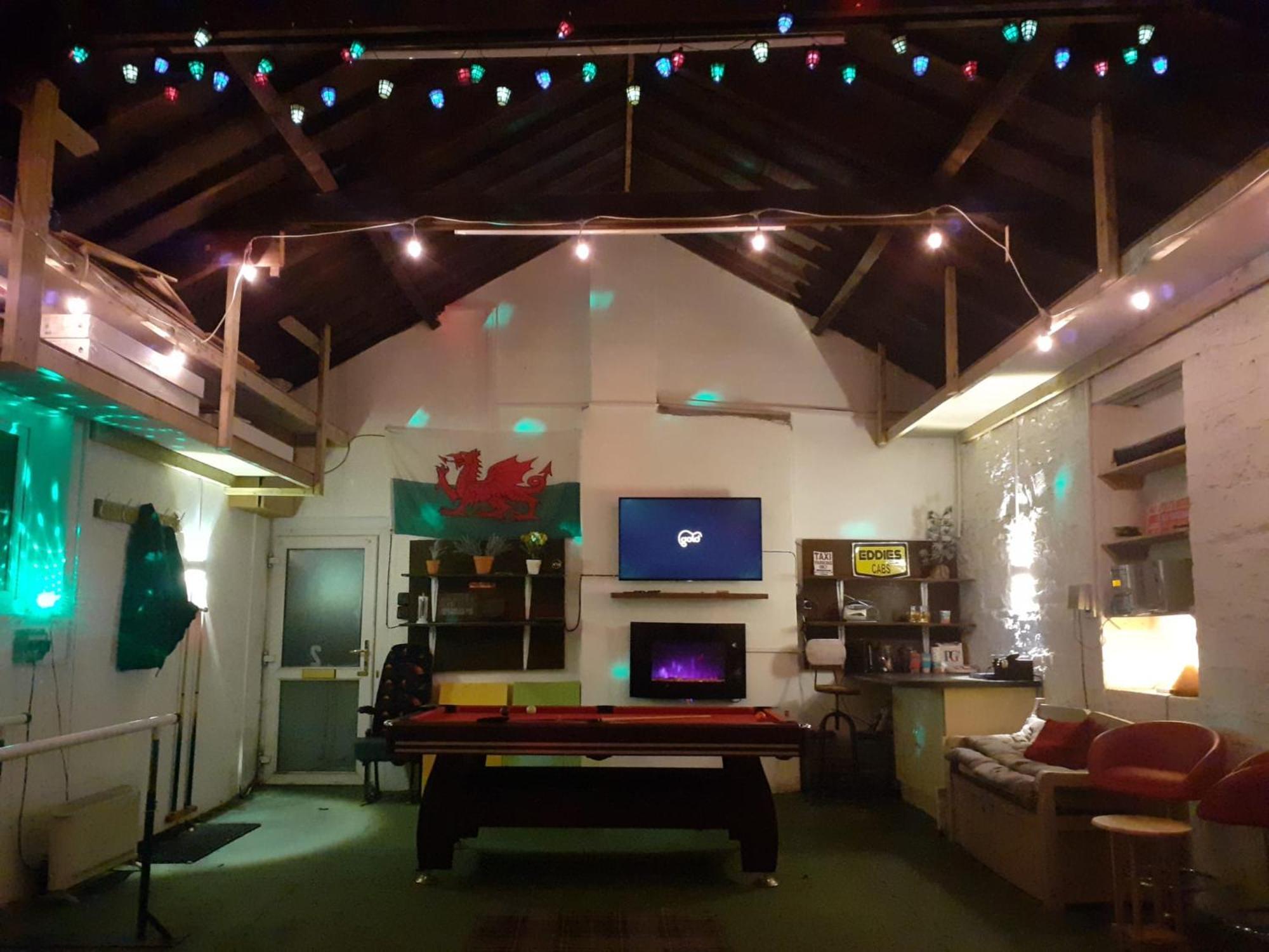 Big Fireplace Aga Hot Tub Wet Room Barn Garage 래넬리 외부 사진